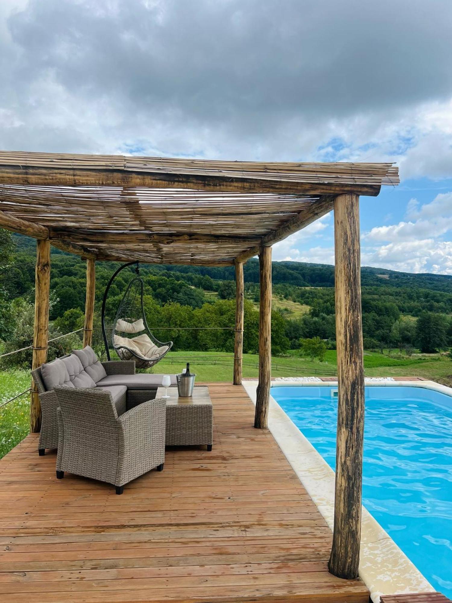 Le Chalet M - Cabana Cu O Panorama De Poveste. Surdesti  Dış mekan fotoğraf