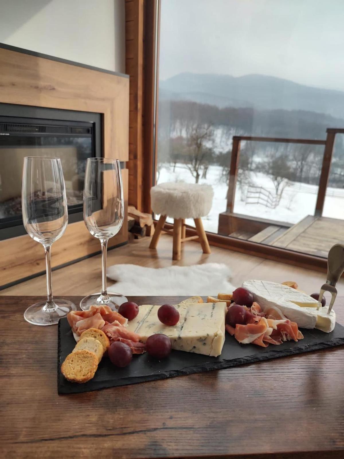 Le Chalet M - Cabana Cu O Panorama De Poveste. Surdesti  Dış mekan fotoğraf